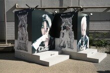 遊歩道に置かれたビジュアルボード。左からアイエン、フィリックス。