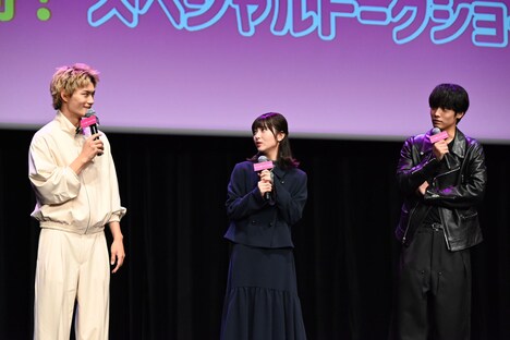 左から佐野勇斗（M!LK）、浜辺美波、赤楚衛二。