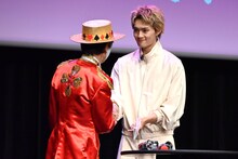 トランプマンと握手する佐野勇斗（M!LK）。