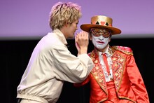 トランプマンに耳打ちする佐野勇斗（M!LK）。