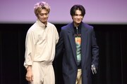 喜びを分かち合う佐野勇斗（M!LK）と西垣匠。