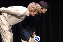 トランプマンの手捌きを凝視する佐野勇斗（M!LK）と西垣匠。