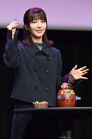 剣を見せる浜辺美波。