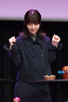 黒ひげを飛ばしてしまった浜辺美波。