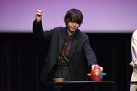 剣を刺す倉悠貴。