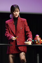 恐る恐る剣を刺す山下美月。