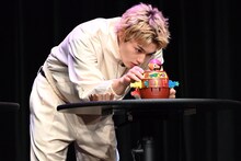 剣を刺す佐野勇斗（M!LK）。