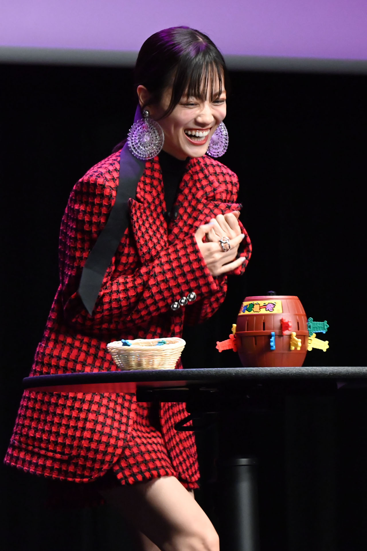 黒ひげを飛ばしてしまった山下美月。