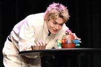 剣を刺す佐野勇斗（M!LK）。