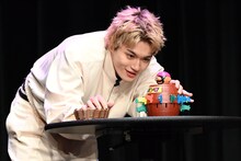 剣を刺す佐野勇斗（M!LK）。