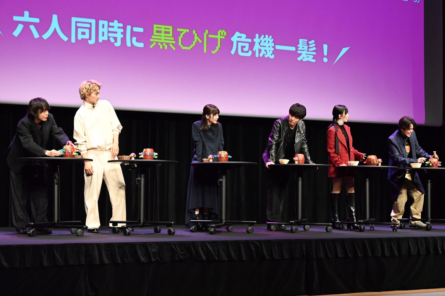 黒ひげ危機一髪ゲームの様子。