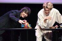 様子のおかしい黒ひげを見て笑う倉悠貴と佐野勇斗（M!LK）。