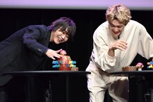 様子のおかしい黒ひげを見て笑う倉悠貴と佐野勇斗（M!LK）。