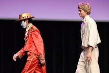 退場するトランプマンと佐野勇斗（M!LK）。