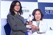 トロフィーを受け取るオリエンタルランド代表取締役会長兼CEO・高野由美子氏。
