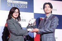 トロフィーを受け取るNature Architects代表取締役CEO・須藤海氏。