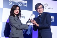 トロフィーを受け取る山崎貴監督。