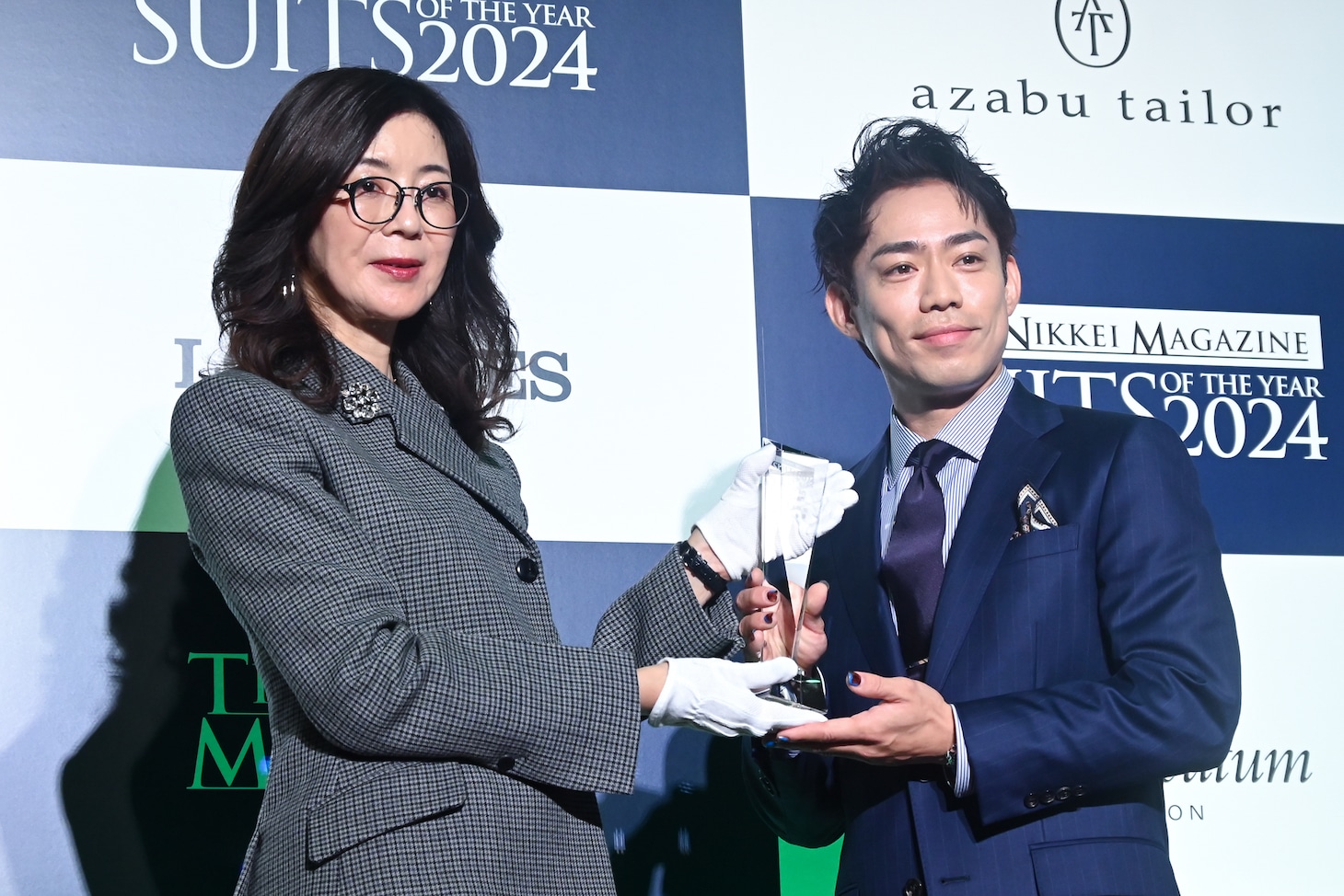 トロフィーを受け取る高橋大輔。