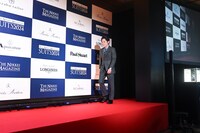 ステージを歩く二宮和也。