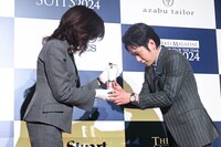 トロフィーを受け取り深々と頭を下げる二宮和也。