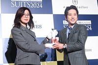 トロフィーを受け取って白い歯を見せて笑う二宮和也。