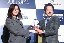 トロフィーを受け取る二宮和也。