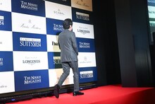 ステージを去る二宮和也の後ろ姿。