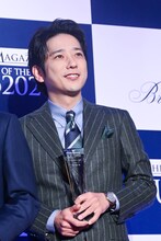 ムービーカメラを見る二宮和也。