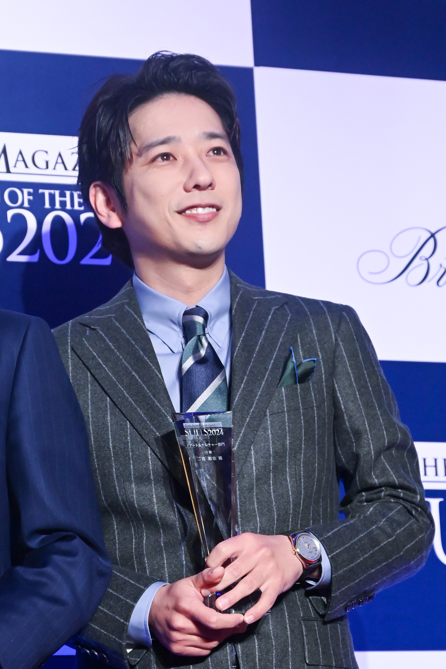 ムービーカメラを見る二宮和也。