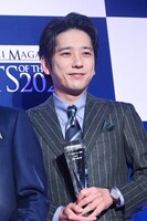 ほほえむ二宮和也。