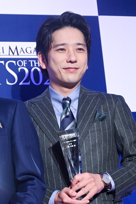 ほほえむ二宮和也。