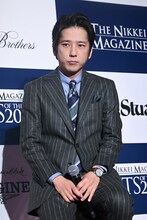 ハイスツールに腰かける二宮和也。