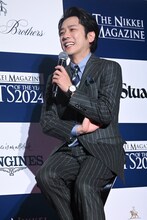 軽快にトークを展開する二宮和也。