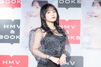 クールに決める岸みゆ。