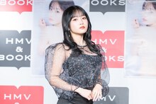 クールに決める岸みゆ。