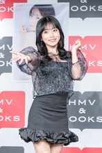 ポーズを決める岸みゆ。