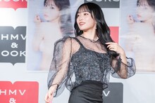 振り向く岸みゆ。