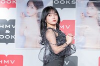 振り返る岸みゆ。