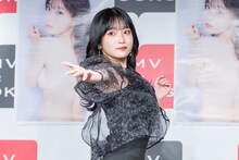 ポーズを決める岸みゆ。