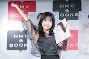 1st写真集「tinto」発売の喜びを全身で表現する岸みゆ。