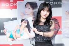 お気に入りカットを紹介する岸みゆ。