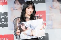 “逆お気に入りカット”を紹介する岸みゆ。