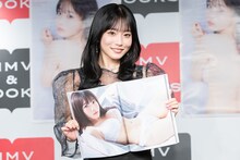 “逆お気に入りカット”を紹介する岸みゆ。