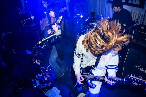 ライブ中のWater Maze。