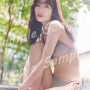 岩本蓮加、グレージュビキニでアダルトな佇まい