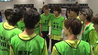 車エビの円陣の様子。(c)「DAN! DAN! EBiDAN!」製作委員会
