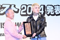 表彰盾を受け取るLEX。