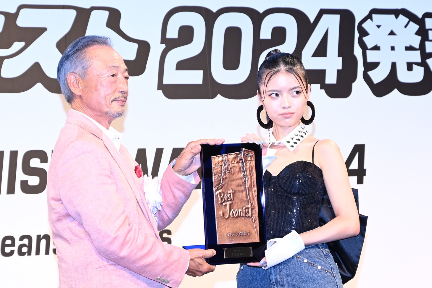 表彰盾を受け取るkanon。