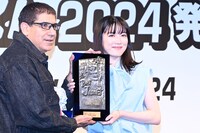 表彰盾を受け取る永野芽郁。