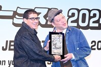 表彰盾を受け取るくっきー！。